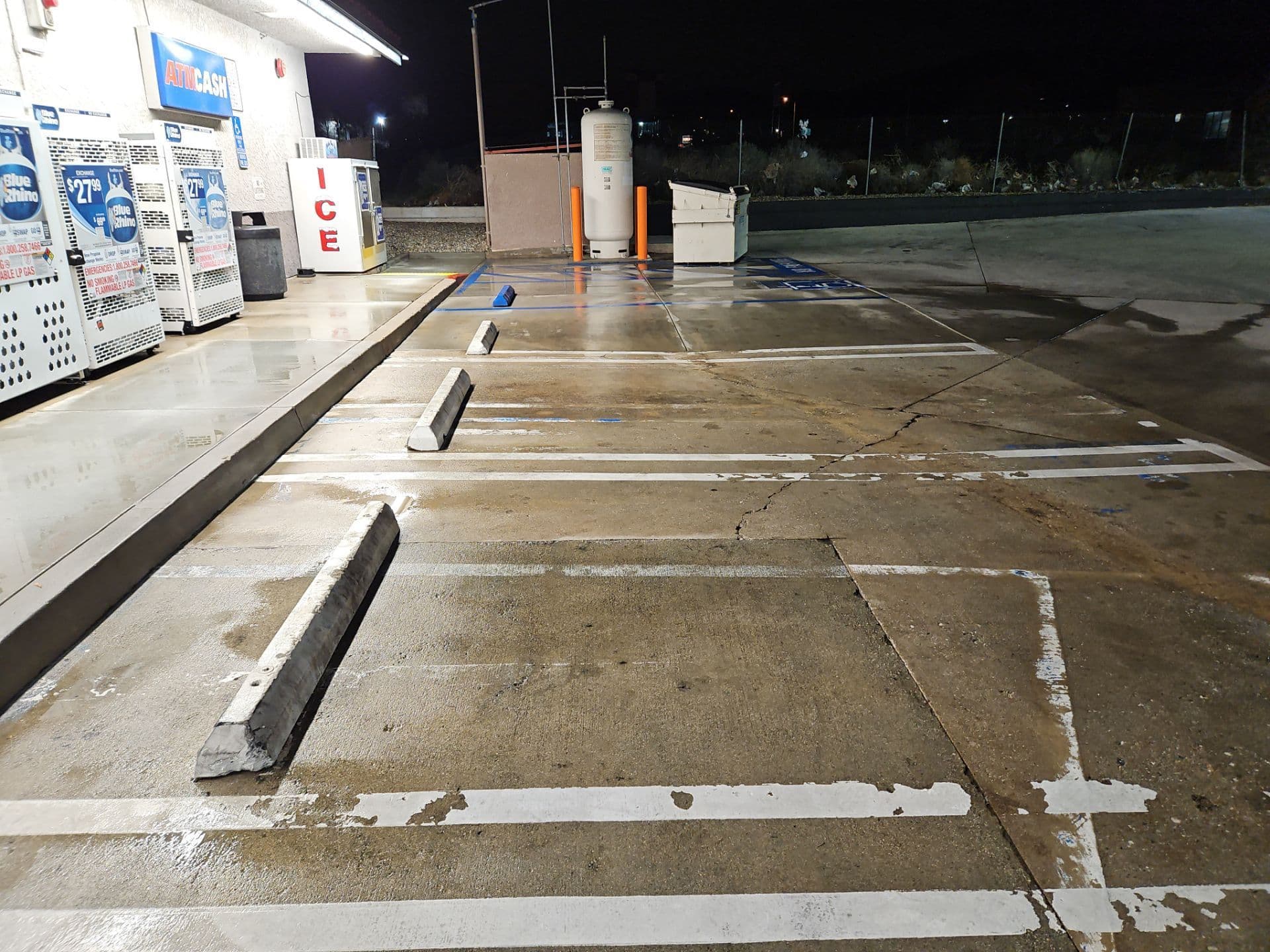 Gallery photos for Reliable Gas Station Cleaning Service During Night Hours: Image #4